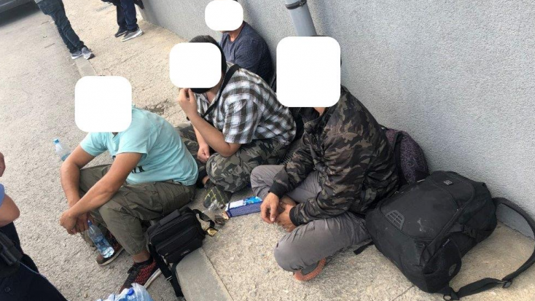 Gjenden katër refugjatë në një maune