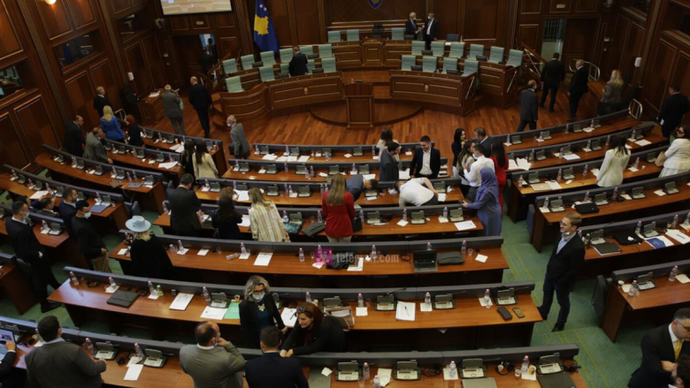 Për shkak të mos-prezencës së kryeministrit, opozita lëshon seancën e Kuvendit