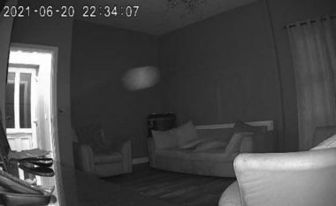 Gruaja dyshoi për një aktivitet “paranormal” në banesën e saj në Angli, instaloi një kamera sigurie me sensor të lëvizjes