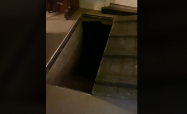 Burri zbuloi një derë prej druri në dyshemenë e një shtëpie pushimi – e çuditshme se çfarë gjen aty brenda!