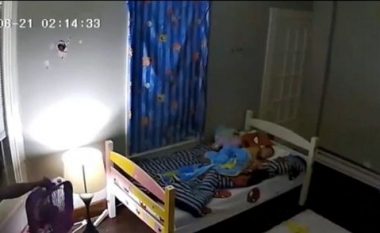 Pamje të frikshme – i panjohuri në SHBA është xhiruar duke u futur në dhomën e gjumit të dy vajzave, derisa ato ishin në gjumë