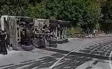 Një kamion u rrokullis në afërsi të Strazhës
