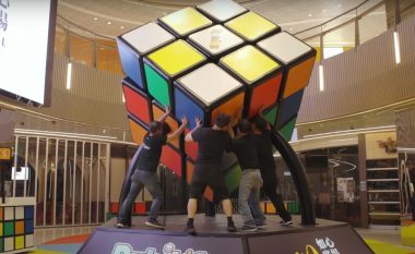 Videoja e Kubit të Rubikut më të madh në botë bëhet virale në internet