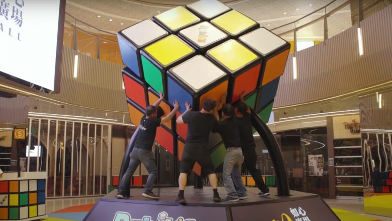 Videoja e Kubit të Rubikut më të madh në botë bëhet virale në internet