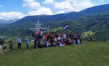Festa e serbëve me flamuj, kryq e “katër S” në Malet e Sharrit