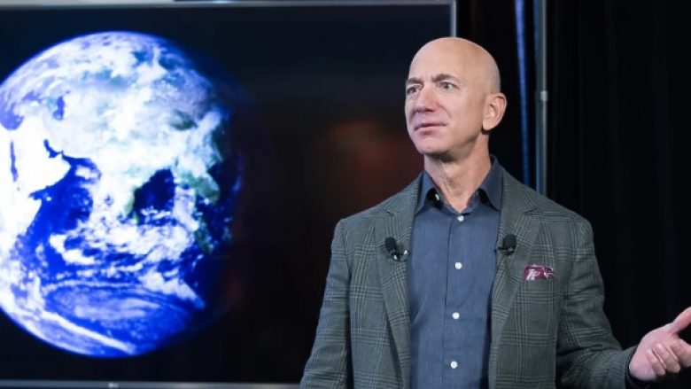 Jeff Bezos udhëton në hapësirë ​​në muajin korrik