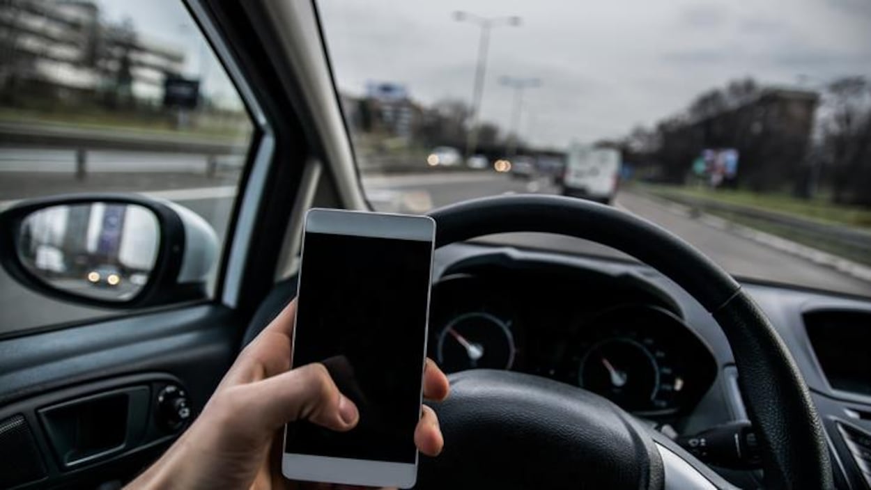 Përdorimi i telefonit gjatë vozitjes, për shtatë ditë janë sanksionuar mbi 700 shoferë