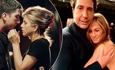 David Schwimmer publikon një imazh duke u përqafuar me Jennifer Aniston, ndërsa thuhej se kishte një tërheqje në mes tyre