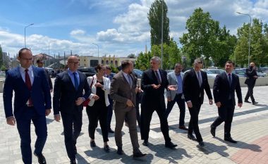 Kosnett viziton veriun e Mitrovicës: Paqja mund të arrihet vetëm duke punuar së bashku