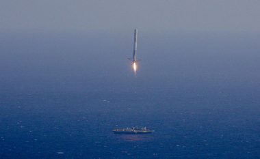 Klipi spektakolar tregon raketën SpaceX që ulet me sukses në anijen me dron