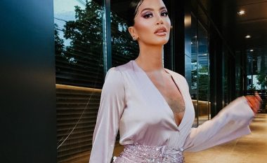 Dafina Zeqiri thotë se është e lumtur që ka realizuar një këngë me nënën e saj