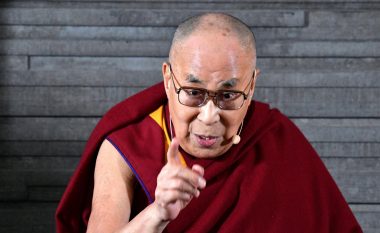 Dalai Lama zbulon një sekret: Njerëzit e lumtur kurrë nuk festojnë ditëlindjen e tyre dhe nuk çajnë kokën për festa!
