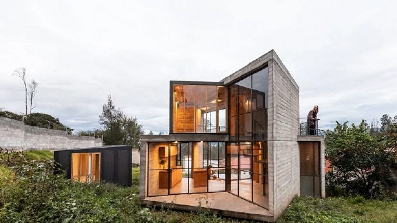 Shtëpi me kënd prej betoni dhe çeliku: një mënyrë e re për ta shijuar hapësirën