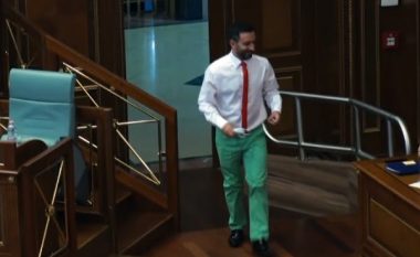 Deputeti i LVV-së vesh rrobat me ngjyrat e flamurit italian