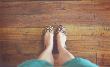 A lidhet me të vërtetë veshja e këpucëve në shtëpinë me papastërtitë dhe mikrobet?
