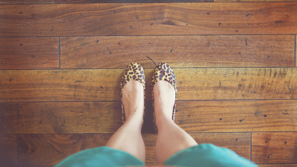 A lidhet me të vërtetë veshja e këpucëve në shtëpinë me papastërtitë dhe mikrobet?