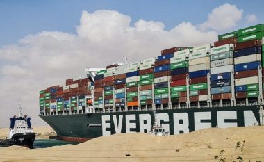 Kanali i Suezit vazhdon të mbajë të bllokuar miliona dollarë produkte të disa kompanive evropiane