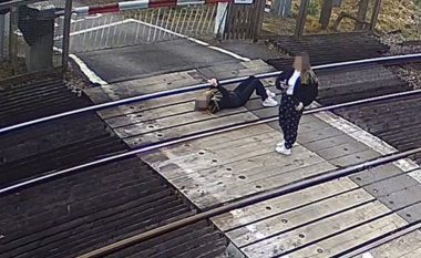 Autoritetet në alarm, pasi një vajzë shihet e shtrirë me telefon në dorë në shinat e trenit në Angli