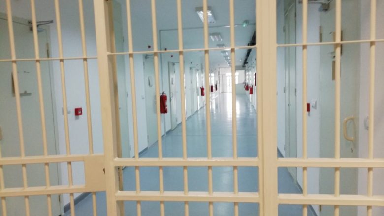Drogën e fshehur në gojë i burgosuri deshi ta fuste në Qendrën e Paraburgimit në Prishtinë