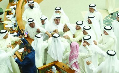 Grushte mes ministrave dhe deputetëve të opozitës në parlamentin e Kuvajtit