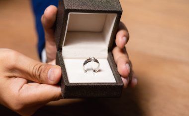 Marka e njohur fillon shitjen e unazave të fejesës për burra