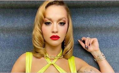 Rita Ora shfaqet tërheqëse me fustan të verdhë