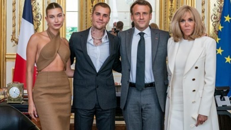 Fustani i hapur që Hailey Bieber zgjodhi  për të takuar Presidentin francez Emmanuel Macron ngjall reagime të shumta