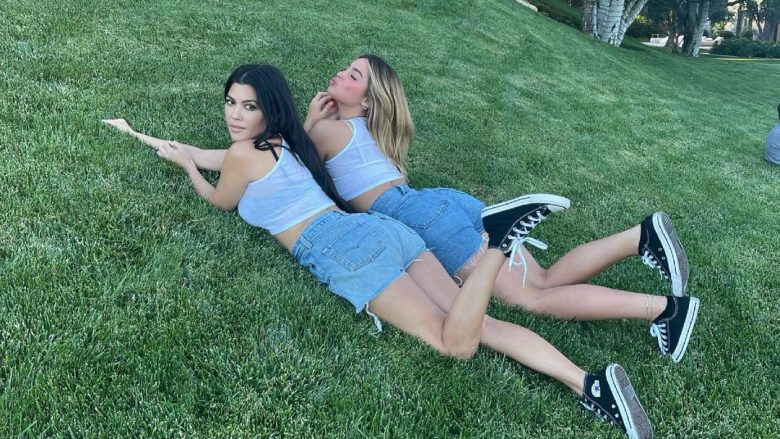 Kourtney Kardashian dhe Addison shkëlqejnë me veshje identike