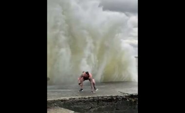 Ai po praktikonte ushtrimet në mes të një stuhie të fortë, kështu që ai u mbulua nga një valë e madhe