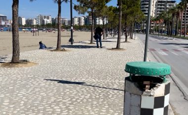 Pushuesit e huaj ankohen për prezencën e mbeturinave në plazhet e Vlorës