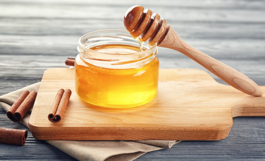 Për organizëm të fortë dhe trup në formë konsumoni kanellë me mjaltë