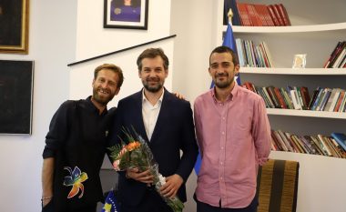 Petrit Halilaj vjen me ‘Lule Mosmëharro’ edhe në Prishtinë, mirëpritet nga Ministri Çeku