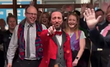 Mësuesit e një shkolle në Angli bëhen hit, pas vallëzimit si “lamtumirë për nxënësit e tyre të Vitit 11”