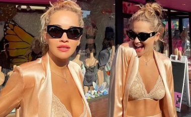 Rita Ora pozon me dekoltenë e hapur para dyqanit të të brendshmëve, ndërsa tregon fizikun e tonifikuar