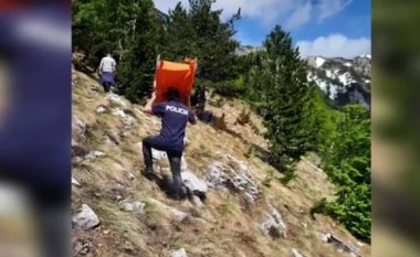 Helikopteri i ushtrisë shpëton 2 turistët polakë në Theth të Shkodrës