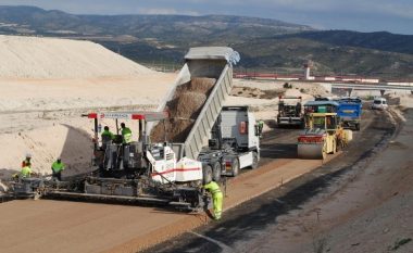 Në Spanjë, një autostradë po ndërtohet nga letra e vjetër
