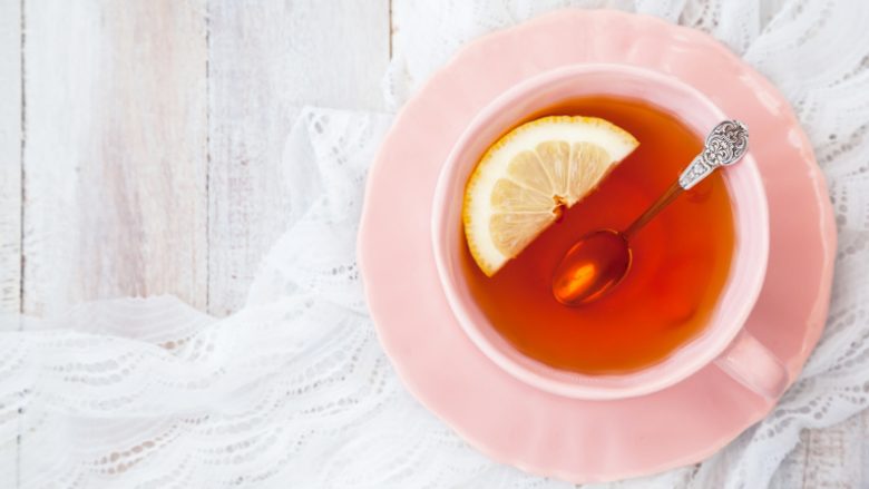 Luftoni inflamacionin, shtimin e peshës dhe sëmundjet me këtë çaj të shijshëm