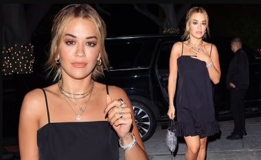 Rita Ora shfaq sensin e saj elegant të stilit me një fustan të zi, ndërsa shkon për darkë në Los Angeles