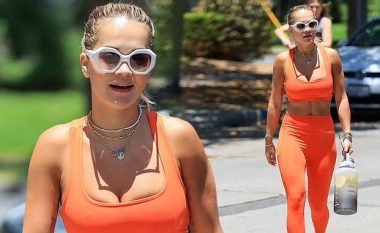 Rita Ora shkëlqen në ngjyrën portokalli, ndërsa vazhdon të vërë në pah linjat e përsosura të trupit