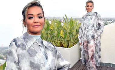 Rita Ora shfaqet joshëse me kostum të bardhë në Los Angeles, ndërsa merr pjesë në eventin e kompanisë së monedhave digjitale