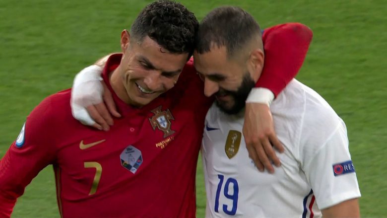 Përqafimi dhe ndërrimi i fanellave mes Ronaldos dhe Benzemas në fund të pjesës së parë