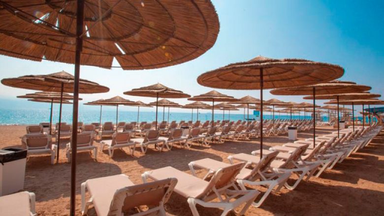 ​Digjen 60 shtretër plazhi në Dhërmi, dyshohet konflikt mes bizneseve
