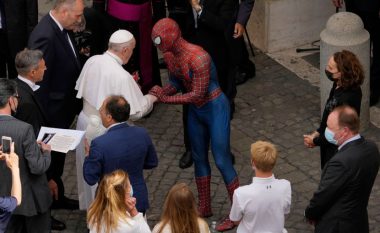 Spiderman erdhi në një audiencë të Papës: E përshëndeti dhe i dha një dhuratë të veçantë