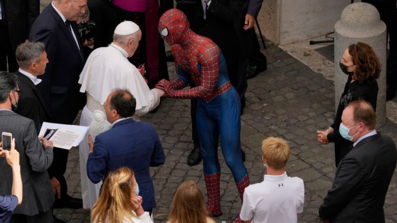 Spiderman erdhi në një audiencë të Papës: E përshëndeti dhe i dha një dhuratë të veçantë