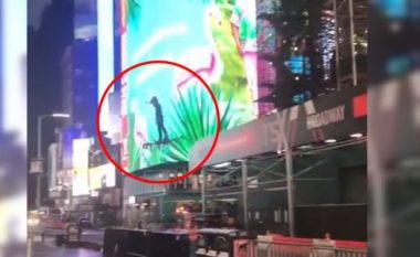 Një burrë fluturon përmes ‘Times Square’ me një dron gjigant