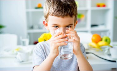 Sasia e ujit që duhet ta pinë fëmijët brenda ditës