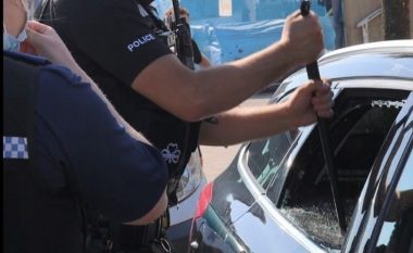 Ishte “ekspozuar ndaj diellit”, policia angleze theu xhamin e veturës në të cilën gjendeshin dy qen – dëshmitarët befasohen nga reagimi i pronarëve