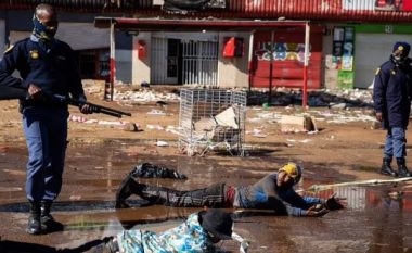 Kaos në Afrikën e Jugut, mbi 75 viktima – edhe spitali në flakë
