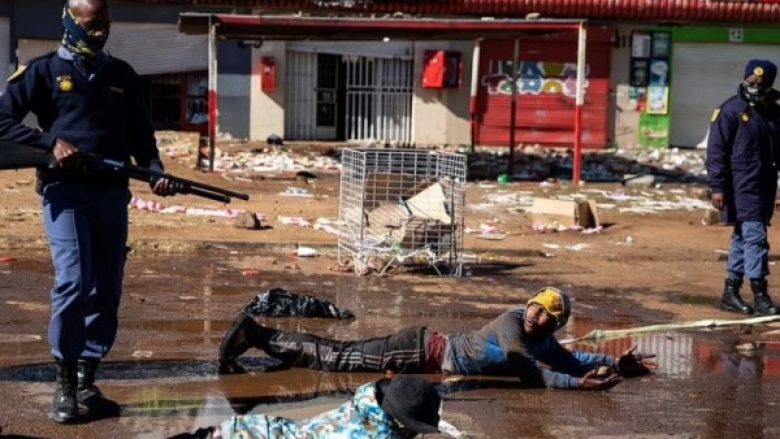 Kaos në Afrikën e Jugut, mbi 75 viktima – edhe spitali në flakë