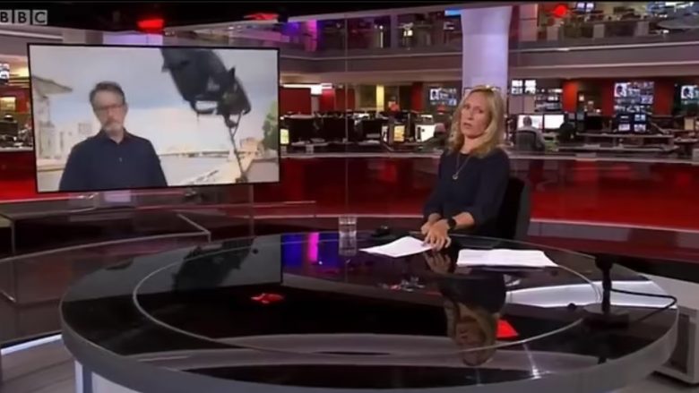 Po raportonte nga Glasgow, gazetarit të BBC-së për pak sa nuk i bie reflektori mbi kokë – reagon me kohë duke e kapur me dorë